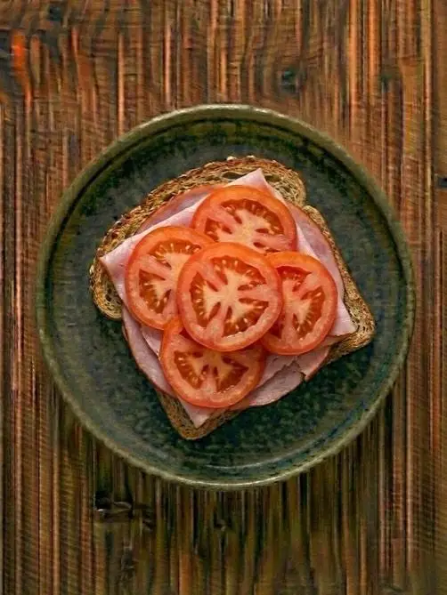 Tostada de pan integral con jamón cocido y tomate