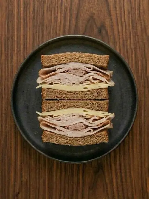 Bocadillo de pan integral con pavo y queso
