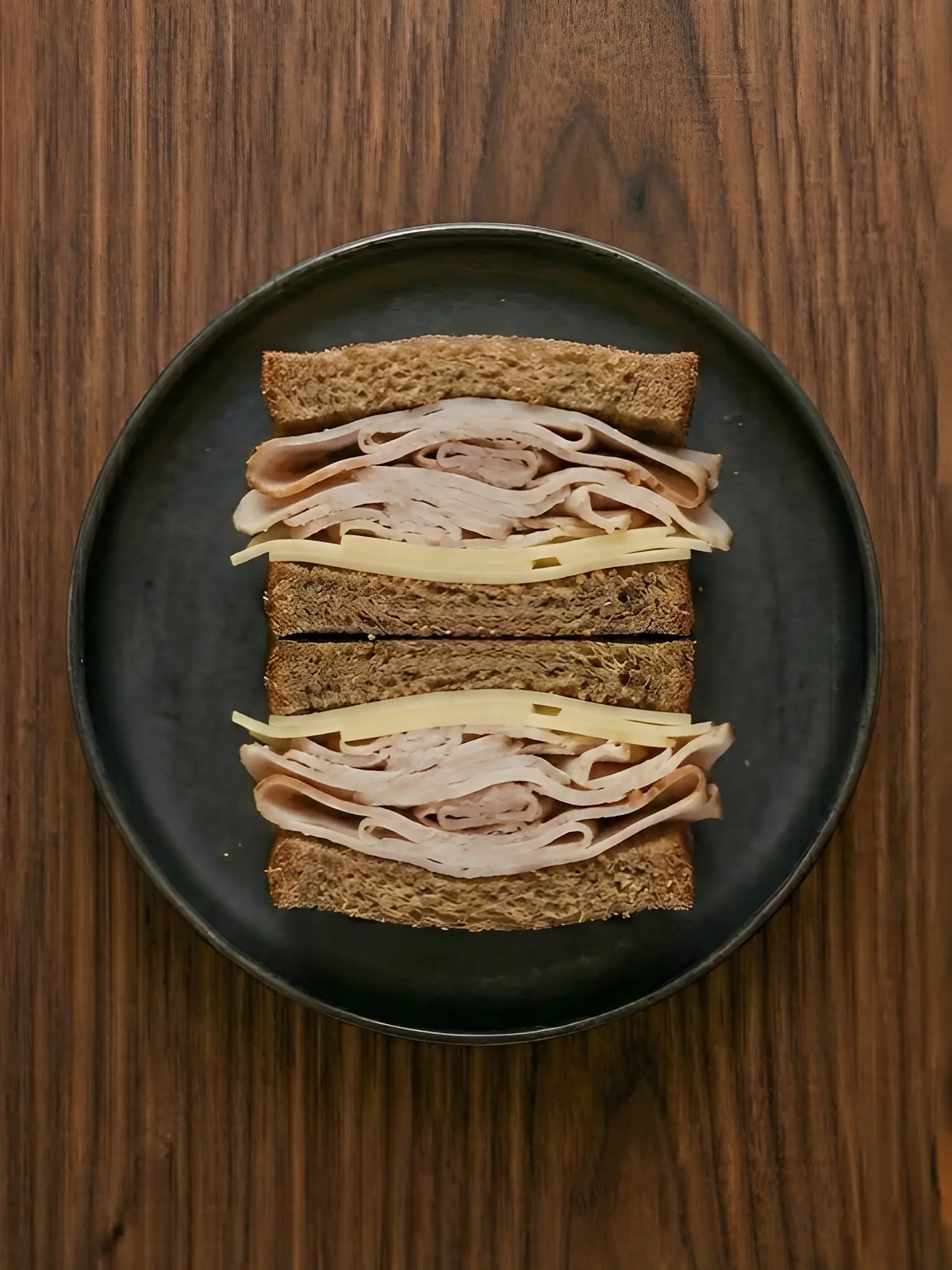 Bocadillo de pan integral con pavo y queso