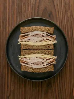 Bocadillo de pan integral con pavo y queso