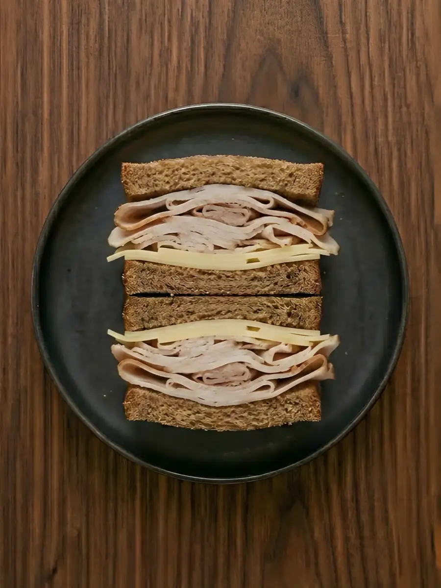 Foto de Bocadillo de pan integral con pavo y queso