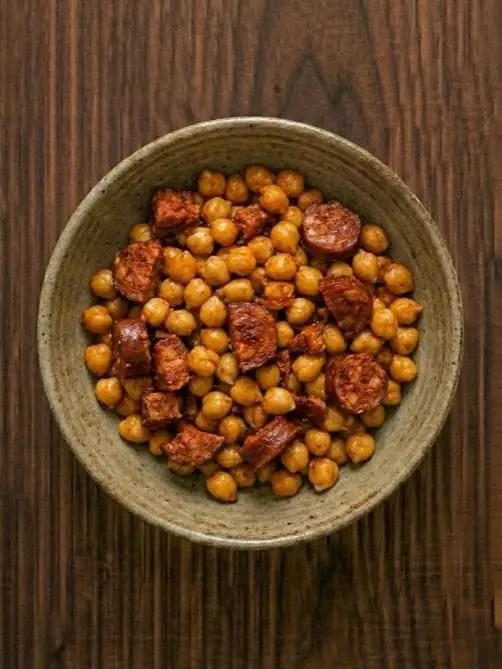 Garbanzos salteados con chorizo