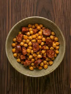 Garbanzos salteados con chorizo