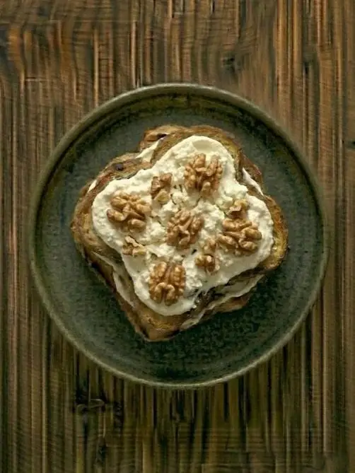 Tostada de pan de molde con requesón y nueces