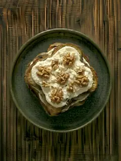 Tostada de pan de molde con requesón y nueces