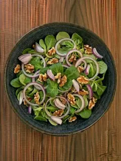 Ensalada de canónigos, cebolla y nueces