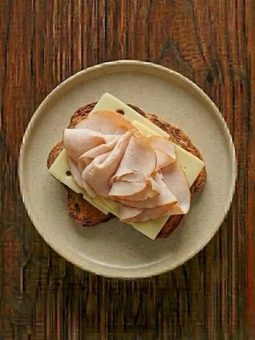 Tostada de biscotes con pavo y queso