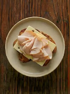 Tostada de biscotes con pavo y queso