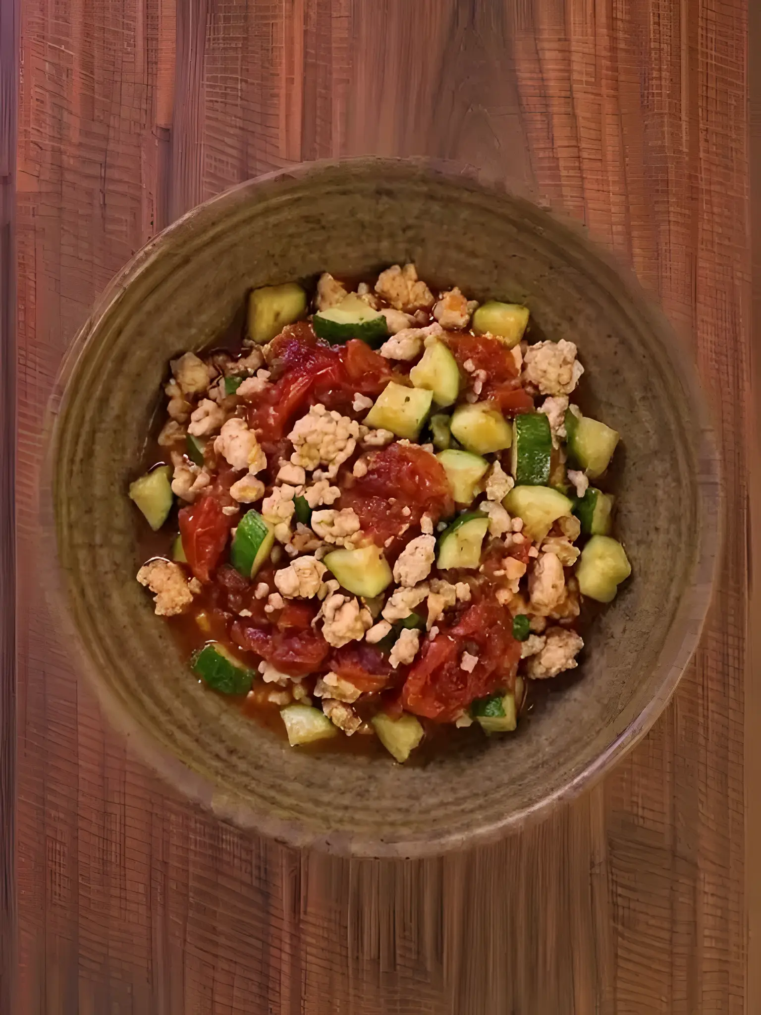Pavo picado con calabacín y tomate