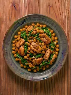 Garbanzos salteados con pollo y espinacas
