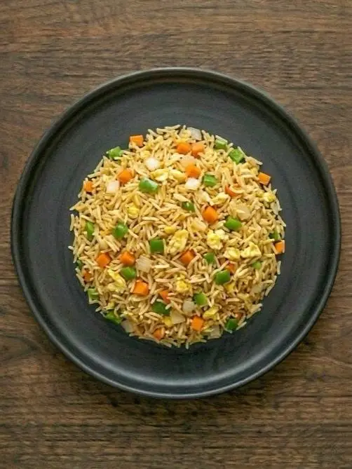 Arroz salteado con verduras y huevo