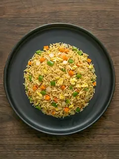 Arroz salteado con verduras y huevo
