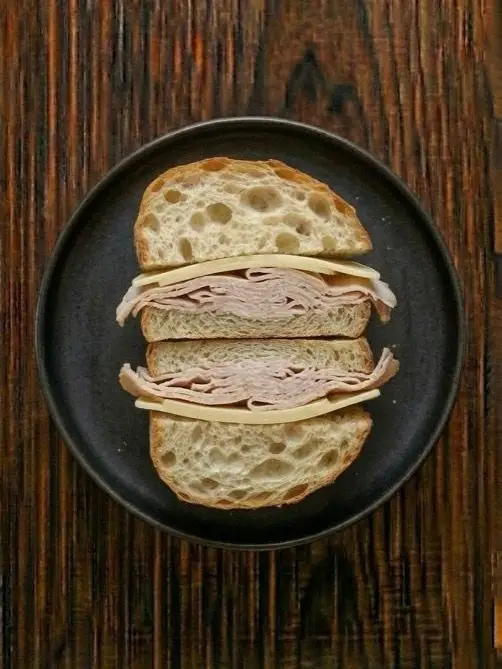 Bocadillo de pan de cristal con pavo y queso
