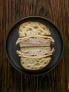 Bocadillo de pan de cristal con pavo y queso
