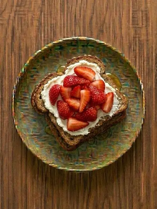 Tostada de centeno con queso crema y fresas