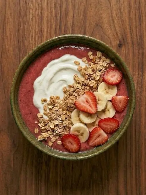 Smoothie bowl de plátano y fresa