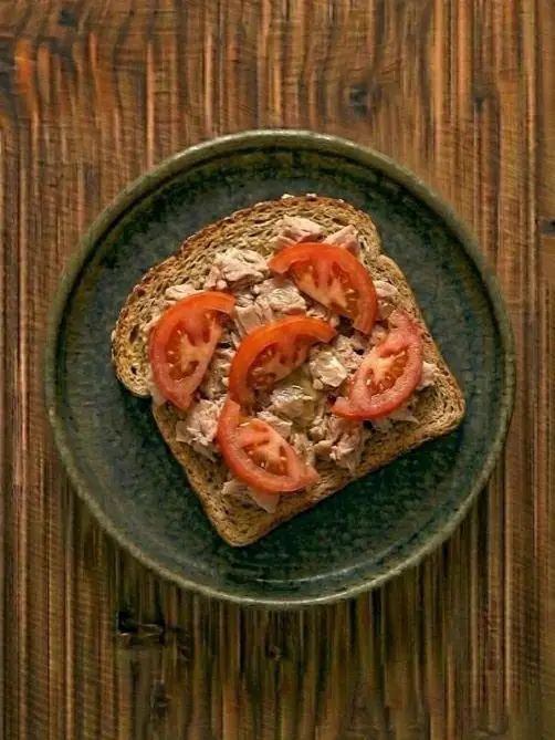 Tostada de pan integral con atun y tomate
