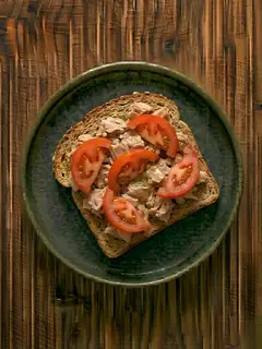 Tostada de pan integral con atun y tomate