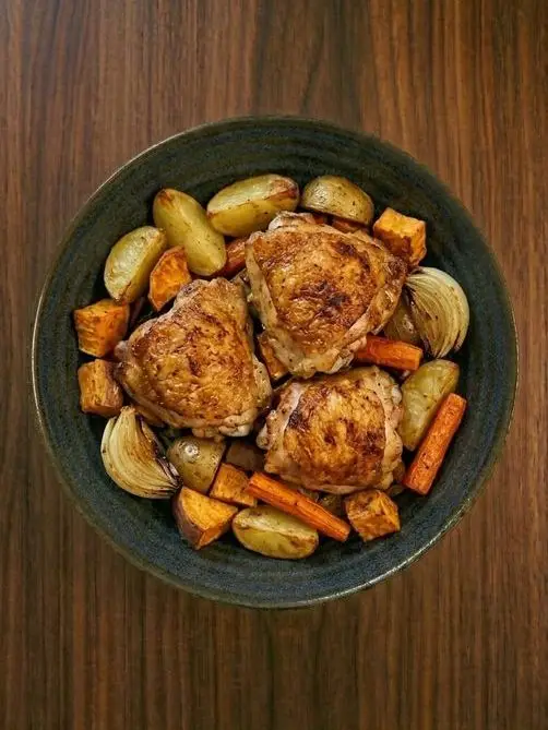 Muslos de pollo al horno con verduras