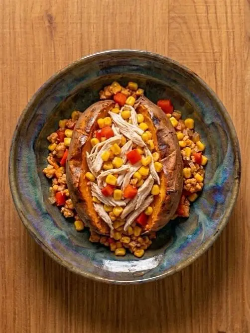 Boniato al horno con pollo desmechado y maíz