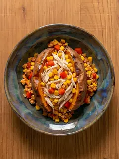 Boniato al horno con pollo desmechado y maíz