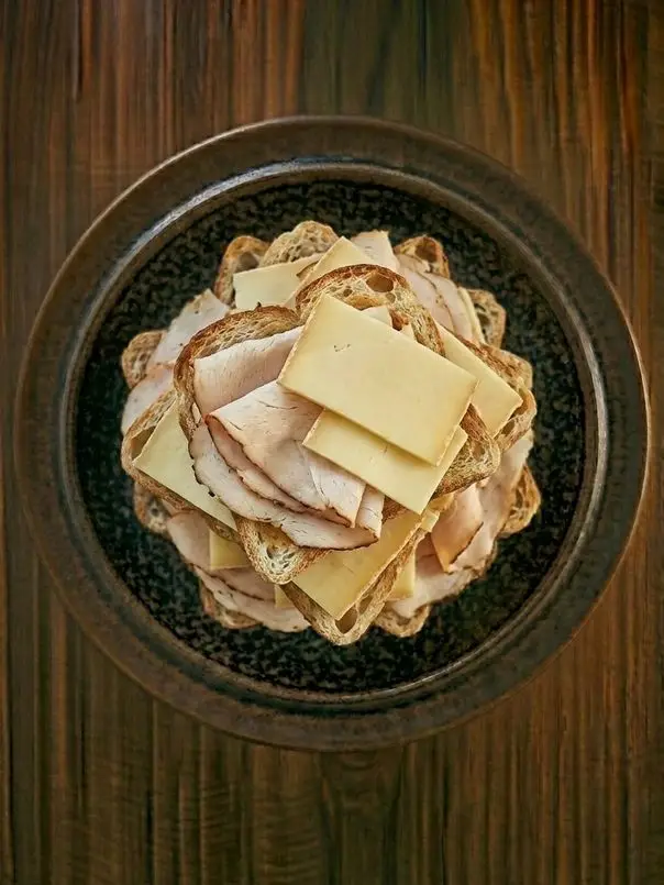 Tostada de pavo y queso