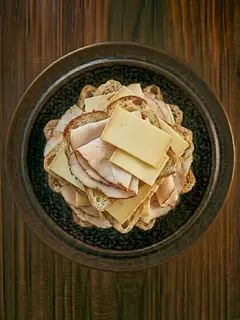 Tostada de pavo y queso