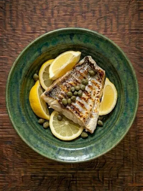 Merluza fresca a la plancha con limon y alcaparras