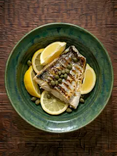 Merluza fresca a la plancha con limon y alcaparras