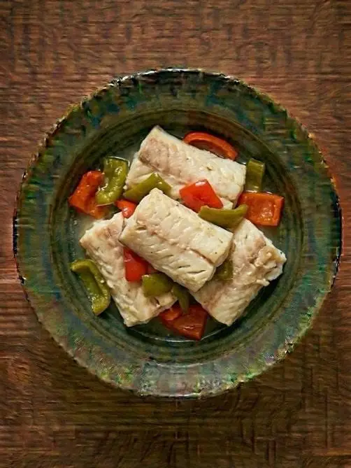 Lomos de bacalao al microondas con pimientos