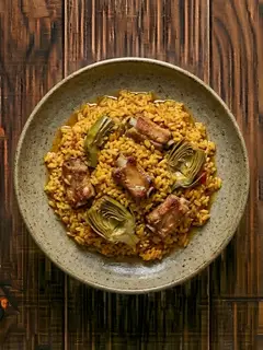 Arroz con Costillas y Alcachofas