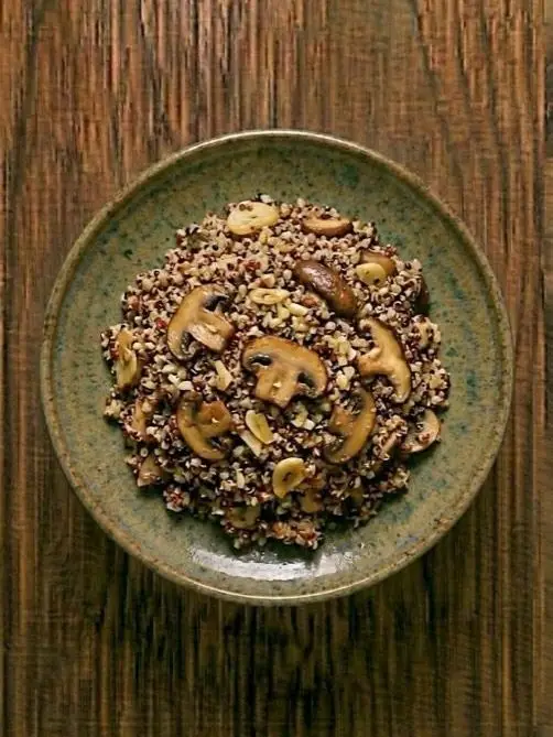 Quinoa salteada con champiñones y ajo