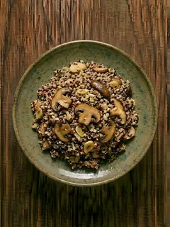 Quinoa salteada con champiñones y ajo
