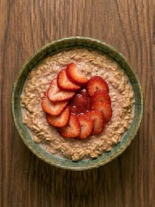 Porridge de avena con fresas