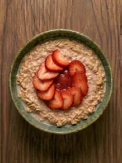 Porridge de avena con fresas