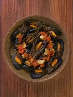 Mejillones al vapor con tomate y ajo