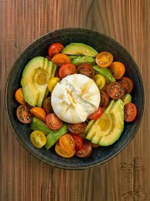 Ensalada de aguacate, tomate y burrata