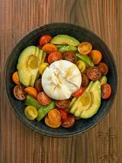 Ensalada de aguacate, tomate y burrata