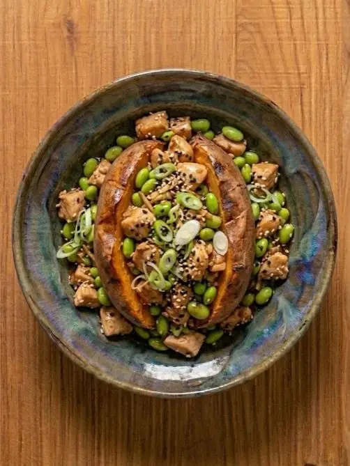 Boniato con pollo teriyaki y edamame