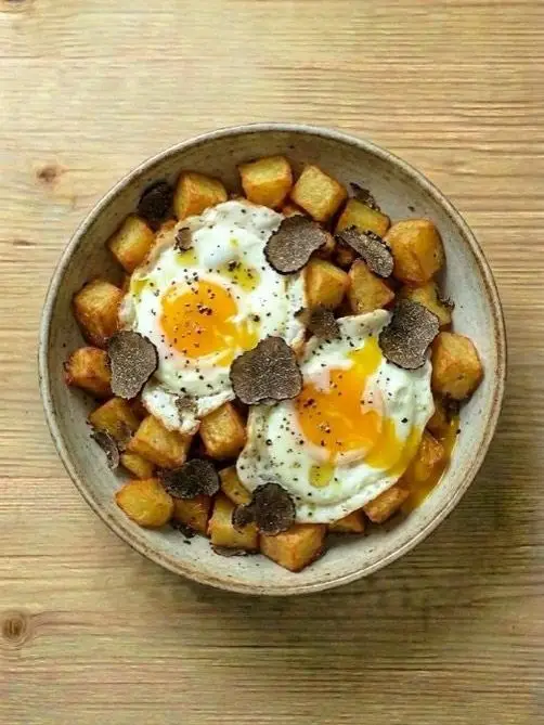 Huevos Rotos con Patatas y Trufa