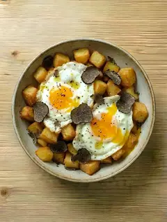 Huevos Rotos con Patatas y Trufa