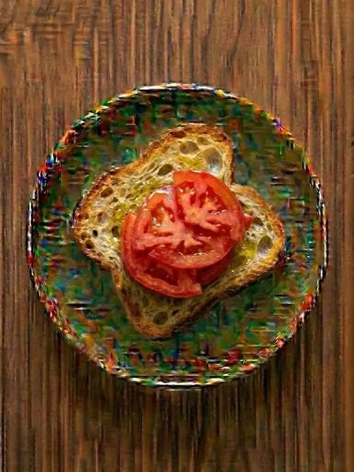 Tostada de pan de cristal con tomate y aceite