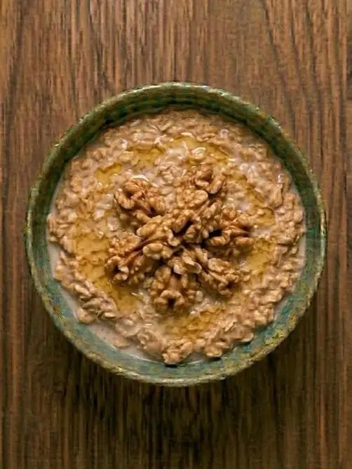 Porridge de avena con miel y nueces
