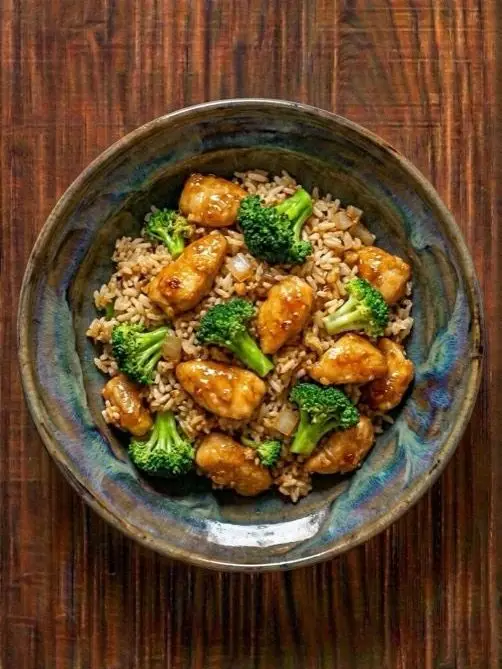 Arroz con pollo a la naranja y brócoli
