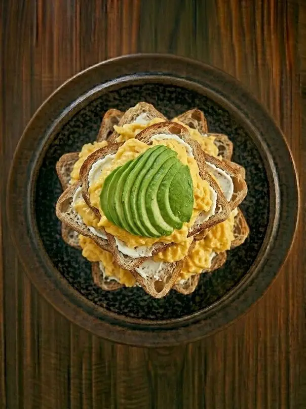 Tostada de queso, huevo revuelto y aguacate