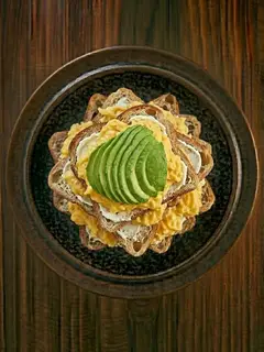 Tostada de queso, huevo revuelto y aguacate