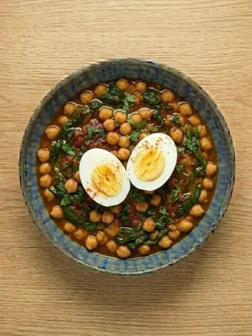 Garbanzos con espinacas y huevo duro