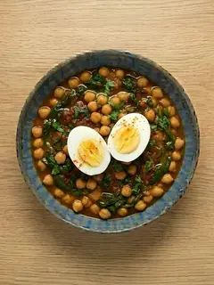 Garbanzos con espinacas y huevo duro