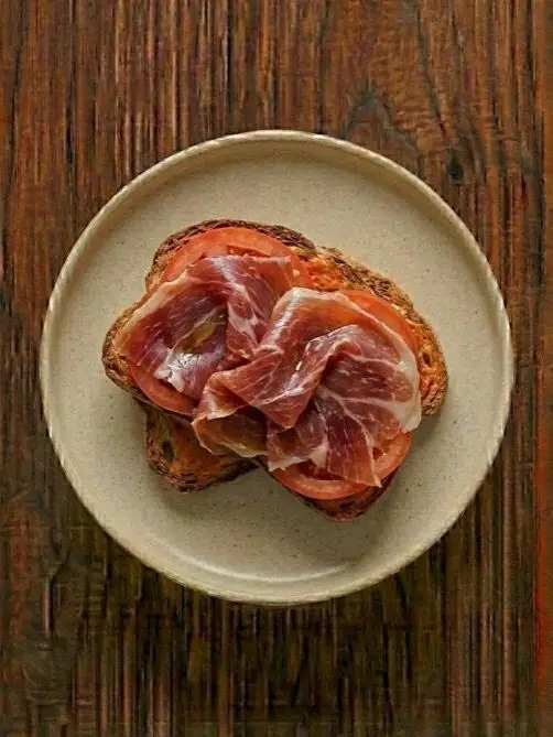 Tostada de biscotes con jamón serrano y tomate