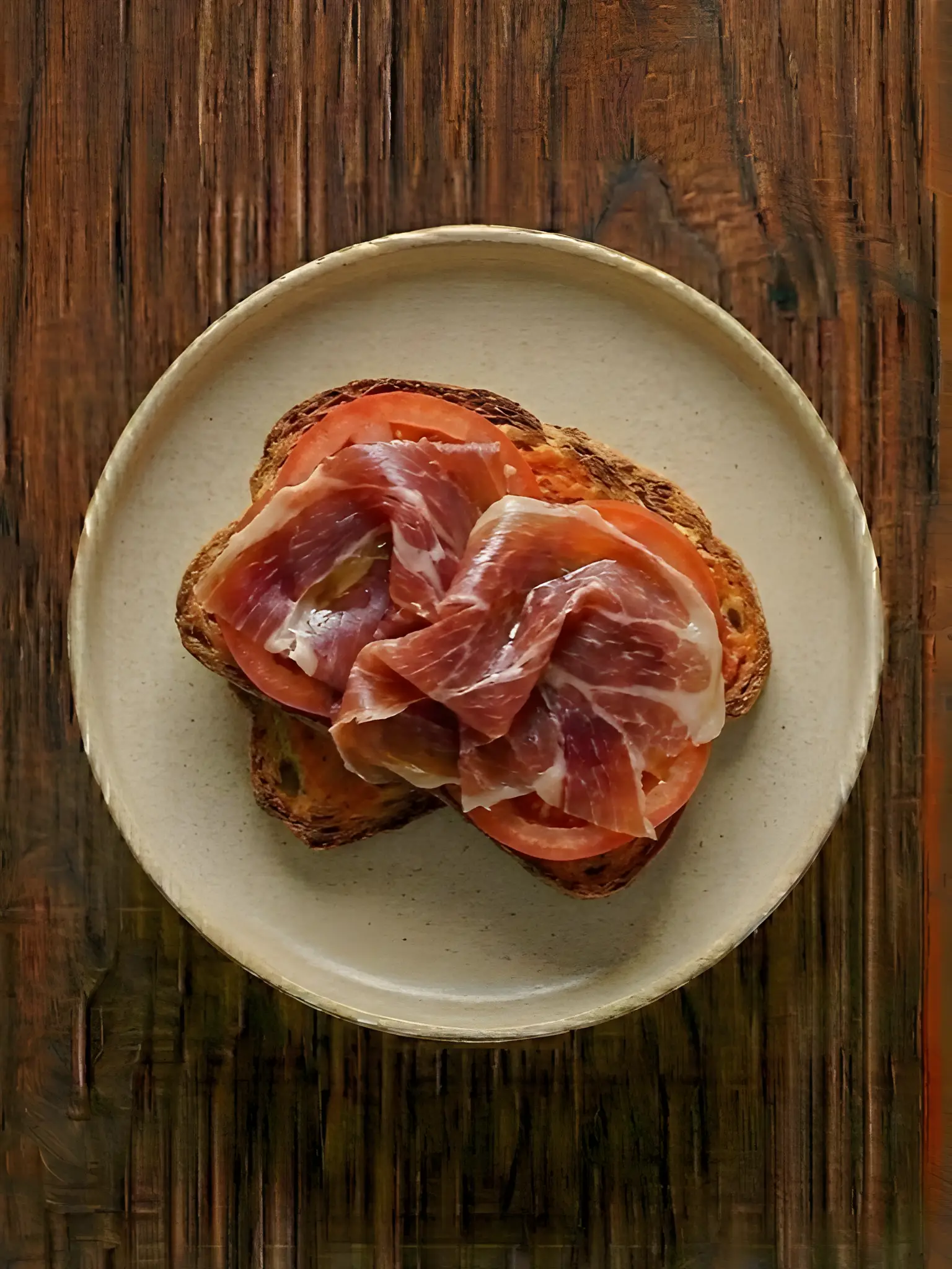 Tostada de biscotes con jamón serrano y tomate